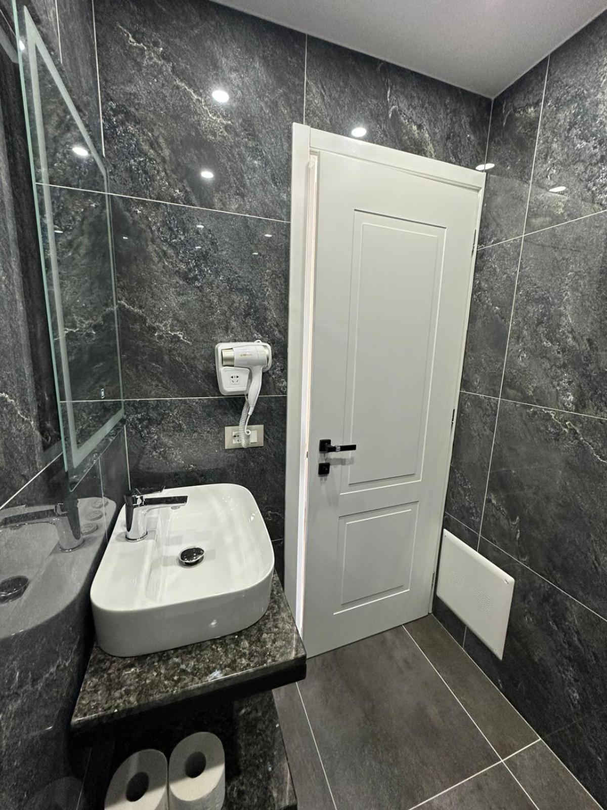 Hotel Europa Kruje Bagian luar foto
